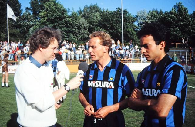 ZDF Sportreporter Rolf Töpperwien beim Interview der beiden deutschen Fussballspieler und Team-Kolllegen, Stürmer Karl-Heinz Rummenigge und Mittelfeldspieler Hansi Müller im Trikot von Inter Mailand, 1984. Copyright: HartwigxValdmanis Nur redaktionelle Nutzung. Editorial usage only. VAL_7205000869 0263499363