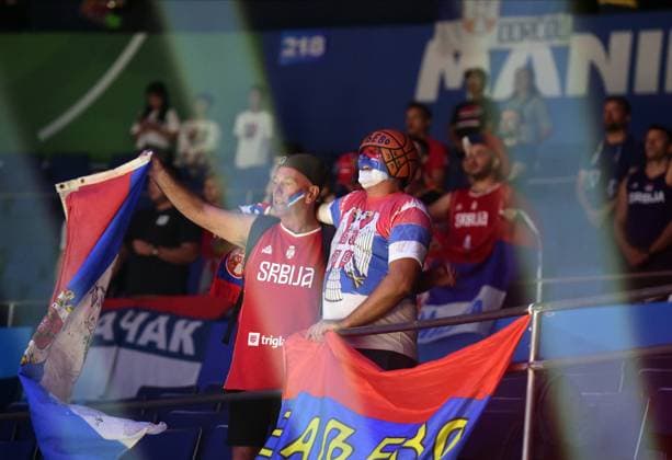 SERBIA vs ITALY Supporters of basketball players of Serbia, at the FIBA World Cup match against Italy, at Araneta Coliseum. Manila, 01.09.2023. photo: Nebojsa Parausic MN press photo BASKETBALL, FIBA, WORLD CUP, ITALY, SERBIA Manila Araneta Coliseum Philippines Copyright: xNebojsaxParausicx xMNxPressx