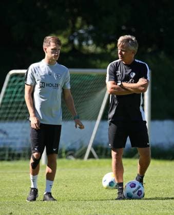 05 09 2023, football, men, 2 Bundesliga, season 2023 2024, training SV 07 Elversberg, Robin Fellhauer SV 07 Elversberg in conversation with coach Horst Steffen SV 07 Elversberg St Ingbert Mühlwaldstadion Saarland Germany EN