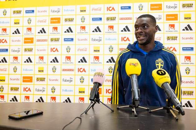 230906 Ken Sema of Sweden in the mixed zone after a training session on September 6, 2023 in Stockholm Photo Michael Campanella BILDBYRAN COP 313 MC0064 fotboll football soccer fotball em kval kval uefa euro qualifier qualifier träning practice training sverige sweden sverige a bbeng  Copyright: MICHAELxCAMPANELLA BB230906MC077