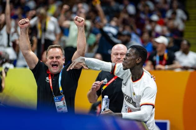 Basketball Manila Pasay 06 09 2023 FIBA Basketball World Cup 2023 Mens World Cup Quarterfinals Germany GER Latvia LAT Dennis Schröder Schroeder Germany, No 17 Schröder Schroder cheering Oliver Pütz doctor