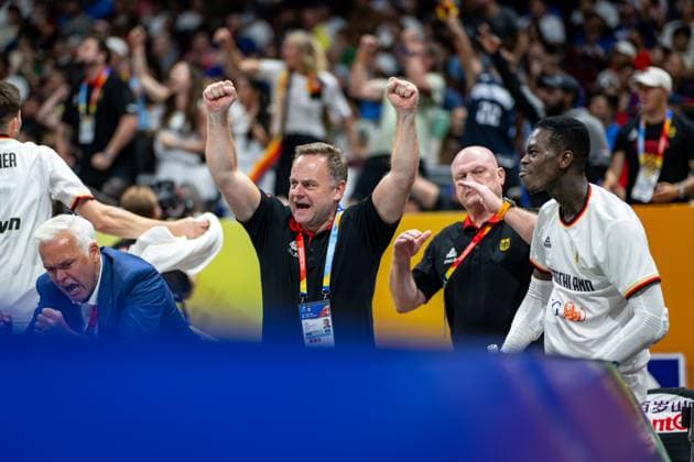 Basketball Manila Pasay 06 09 2023 FIBA Basketball World Cup 2023 Mens World Cup Quarterfinals Germany GER Latvia LAT Dennis Schröder Schroeder Germany, No 17 Schröder Schroder cheering Oliver Pütz doctor