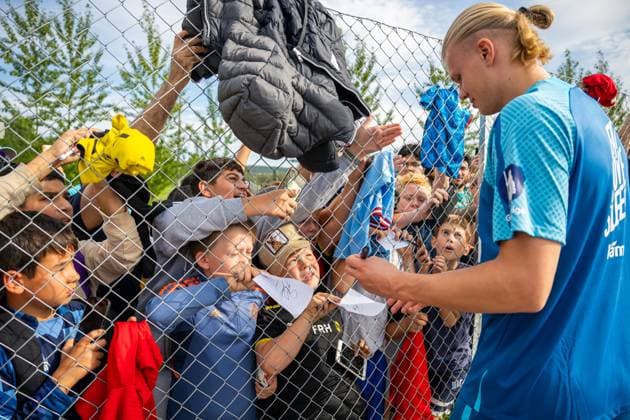 230906 Erling Braut Haaland of the Norwegian national football team signs autographs after a training session on September 6, 2023 in Lillestrom Photo Vegard Grott BILDBYRAN code VG VG0514 bbeng fotball football soccer football training training practice norge norway  Copyright: VEGARDxGRoTT BB230906VG019