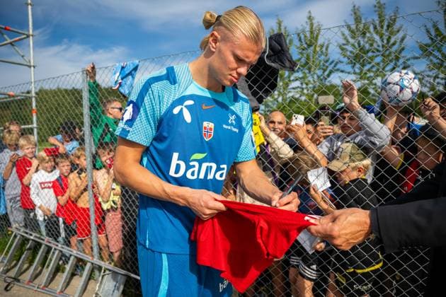 230906 Erling Braut Haaland of the Norwegian national football team signs autographs after a training session on September 6, 2023 in Lillestrom Photo Vegard Grott BILDBYRAN code VG VG0514 bbeng fotball football soccer football training training practice norge norway  Copyright: VEGARDxGRoTT BB230906VG020