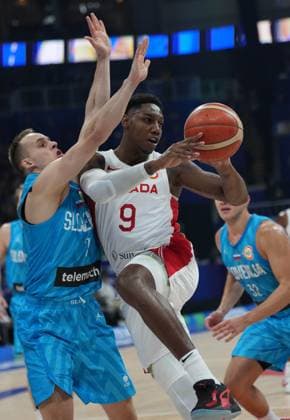 (230906) -- MANILA, Sept. 6, 2023 -- Canada s RJ Barrett (C) passes the ball during the quarterfinal between Canada and Slovenia at the 2023 FIBA World Cup in Manila, the Philippines, Sept. 6, 2023. ) (SP)PHILIPPINES-MANILA-BASKETBALL-FIBA WORLD CUP-QUARTERFINAL-CAN VS SLO MengxYongmin 