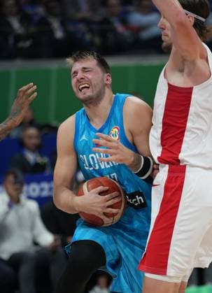 (230906) -- MANILA, Sept. 6, 2023 -- Slovenia s Luka Doncic (L) breaks through during the quarterfinal between Canada and Slovenia at the 2023 FIBA World Cup in Manila, the Philippines, Sept. 6, 2023. ) (SP)PHILIPPINES-MANILA-BASKETBALL-FIBA WORLD CUP-QUARTERFINAL-CAN VS SLO MengxYongmin 