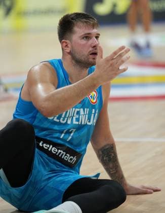 (230906) -- MANILA, Sept. 6, 2023 -- Slovenia s Luka Doncic reacts after receiving his second technical foul during the quarterfinal between Canada and Slovenia at the 2023 FIBA World Cup in Manila, the Philippines, Sept. 6, 2023. ) (SP)PHILIPPINES-MANILA-BASKETBALL-FIBA WORLD CUP-QUARTERFINAL-CAN VS SLO MengxYongmin 