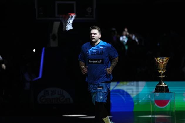 (230906) -- MANILA, Sept. 6, 2023 -- Slovenia s Luka Doncic runs into the court prior to the quarterfinal between Canada and Slovenia at the 2023 FIBA World Cup in Manila, the Philippines, Sept. 6, 2023. ) (SP)PHILIPPINES-MANILA-BASKETBALL-FIBA WORLD CUP-QUARTERFINAL-CAN VS SLO WuxZhuang 