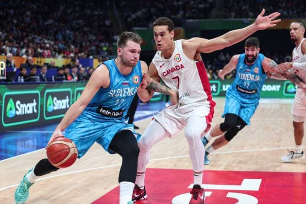 (230906) -- MANILA, Sept. 6, 2023 -- Slovenia s Luka Doncic (L) drives the ball during the quarterfinal between Canada and Slovenia at the 2023 FIBA World Cup in Manila, the Philippines, Sept. 6, 2023. ) (SP)PHILIPPINES-MANILA-BASKETBALL-FIBA WORLD CUP-QUARTERFINAL-CAN VS SLO WuxZhuang 