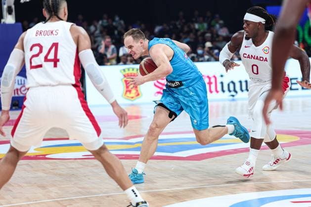 (230906) -- MANILA, Sept. 6, 2023 -- Slovenia s Klemen Prepelic (C) breaks through during the quarterfinal between Canada and Slovenia at the 2023 FIBA World Cup in Manila, the Philippines, Sept. 6, 2023. ) (SP)PHILIPPINES-MANILA-BASKETBALL-FIBA WORLD CUP-QUARTERFINAL-CAN VS SLO WuxZhuang 