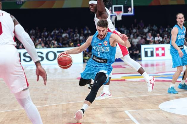 (230906) -- MANILA, Sept. 6, 2023 -- Slovenia s Aleksej Nikolic (C) drives the ball during the quarterfinal between Canada and Slovenia at the 2023 FIBA World Cup in Manila, the Philippines, Sept. 6, 2023. ) (SP)PHILIPPINES-MANILA-BASKETBALL-FIBA WORLD CUP-QUARTERFINAL-CAN VS SLO WuxZhuang 