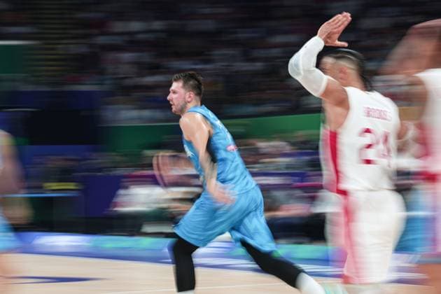 (230906) -- MANILA, Sept. 6, 2023 -- Slovenia s Luka Doncic (L) competes during the quarterfinal between Canada and Slovenia at the 2023 FIBA World Cup in Manila, the Philippines, Sept. 6, 2023. ) (SP)PHILIPPINES-MANILA-BASKETBALL-FIBA WORLD CUP-QUARTERFINAL-CAN VS SLO WuxZhuang 