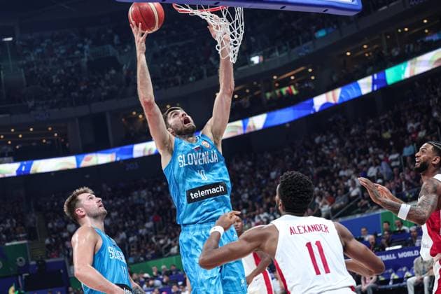 (230906) -- MANILA, Sept. 6, 2023 -- Slovenia s Mike Tobey (top) shoots during the quarterfinal between Canada and Slovenia at the 2023 FIBA World Cup in Manila, the Philippines, Sept. 6, 2023. ) (SP)PHILIPPINES-MANILA-BASKETBALL-FIBA WORLD CUP-QUARTERFINAL-CAN VS SLO WuxZhuang 