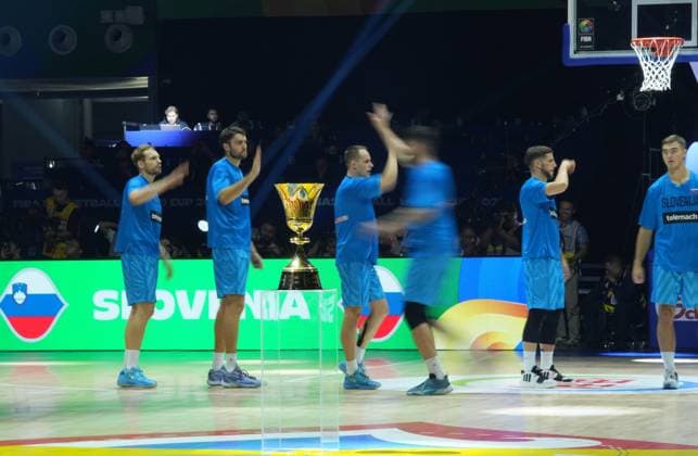(230906) -- MANILA, Sept. 6, 2023 -- Slovenia s players show up before the quarterfinal between Canada and Slovenia at the 2023 FIBA World Cup in Manila, the Philippines, Sept. 6, 2023. ) (SP)PHILIPPINES-MANILA-BASKETBALL-FIBA WORLD CUP-QUARTERFINAL-CAN VS SLO MengxYongmin 