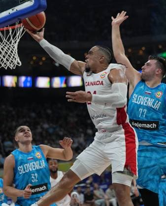 (230906) -- MANILA, Sept. 6, 2023 -- Canada s Dillon Brooks (C) goes for a lay up during the quarterfinal between Canada and Slovenia at the 2023 FIBA World Cup in Manila, the Philippines, Sept. 6, 2023. ) (SP)PHILIPPINES-MANILA-BASKETBALL-FIBA WORLD CUP-QUARTERFINAL-CAN VS SLO MengxYongmin 