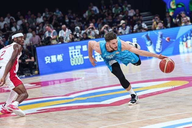 Sport Bilder des Tages (230906) -- MANILA, Sept. 6, 2023 -- Slovenia s Aleksej Nikolic (R) drives the ball during the quarterfinal between Canada and Slovenia at the 2023 FIBA World Cup in Manila, the Philippines, Sept. 6, 2023. ) (SP)PHILIPPINES-MANILA-BASKETBALL-FIBA WORLD CUP-QUARTERFINAL-CAN VS SLO WuxZhuang 