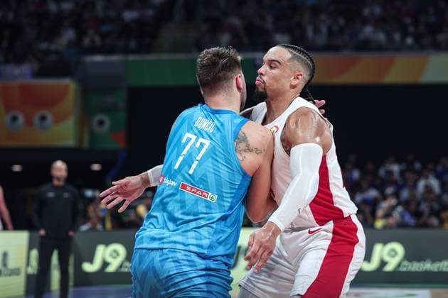 (230906) -- MANILA, Sept. 6, 2023 -- Canada s Dillon Brooks (R) blocks Slovenia s Luka Doncic during the quarterfinal between Canada and Slovenia at the 2023 FIBA World Cup in Manila, the Philippines, Sept. 6, 2023. ) (SP)PHILIPPINES-MANILA-BASKETBALL-FIBA WORLD CUP-QUARTERFINAL-CAN VS SLO WuxZhuang 