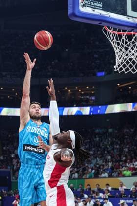 (230906) -- MANILA, Sept. 6, 2023 -- Slovenia s Mike Tobey (L) shoots during the quarterfinal between Canada and Slovenia at the 2023 FIBA World Cup in Manila, the Philippines, Sept. 6, 2023. ) (SP)PHILIPPINES-MANILA-BASKETBALL-FIBA WORLD CUP-QUARTERFINAL-CAN VS SLO WuxZhuang 