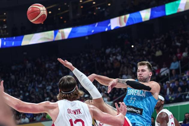 (230906) -- MANILA, Sept. 6, 2023 -- Slovenia s Luka Doncic (R) passes the ball during the quarterfinal between Canada and Slovenia at the 2023 FIBA World Cup in Manila, the Philippines, Sept. 6, 2023. ) (SP)PHILIPPINES-MANILA-BASKETBALL-FIBA WORLD CUP-QUARTERFINAL-CAN VS SLO WuxZhuang 
