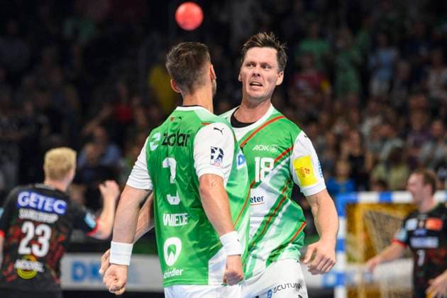 v l Fabian Wiede Fuechse Berlin 03 , Hans Lindberg Fuechse Berlin 18 , goal, hit, in, cheer, goal celebration, joy, enthusiasm, GER, Fuechse Berlin vs SC Magdeburg, Handball 1 Bundesliga Maenner, 1 Spieltag , Saison 2023 2024, 06 09 2023, GER, Fuechse Berlin vs SC Magdeburg, Handball 1 Bundesliga Maenner, 1 Spieltag , Saison 2023 2024, 06 09 2023, Berlin Copyright: xEibner-Pressefoto UwexKochx EP_UKH