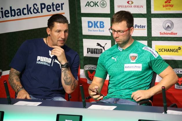 DEU, DHB, 1 HBL, Fuechse Berlin vs SC Magdeburg, 06 09 2023, Max Schmeling Halle, Berlin, DEU, DHB, 1 HBL, Fuechse Berlin vs SC Magdeburg, in picture board sports Stefan Kretzschmar Fuechse Berlin , head coach Jaron Siewert Fuechse Berlin Foto Juergen Engler nordphoto GmbH nordphotoxGmbHx xEngler nph00076