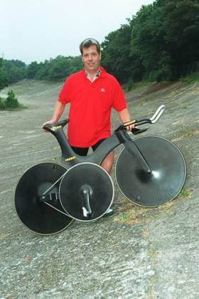 BRUCE BURSFORD British Designer With the Lola Ultimate Bike, which he designed and with which he will attempt to cycle at more than 200 mph to break the world record of the fastest man in the world under his own power. COMPULSORY CREDIT: UPPA Photoshot BRUCE BURSFORD British Designer With the Lola Ultimate Bike, which he designed and with which he will attempt to cycle at more than 200 mph to break the world record of the fastest man in the world under his own power. COMPULSORY CREDIT: Talking Photoshot Photo UCA 010168 B-11 23.08.1995, Credit:Photoshot Avalon United Kingdom  Copyright: xPhotoshotx xAvalonx 0504042182