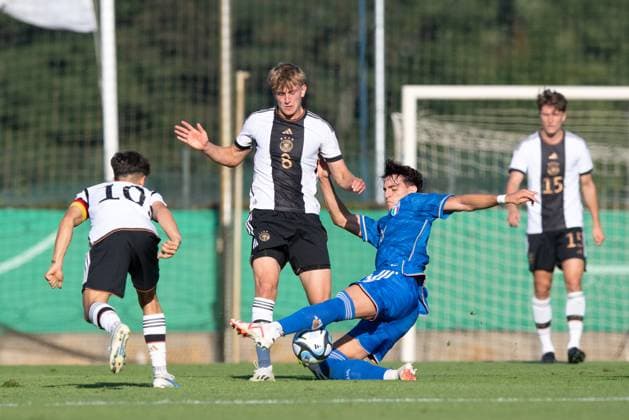 Football, U20, season 2023 24, Elite League U20 1 matchday , Germany U20 Italy U20 in Berlin, v l Mika Baur U20 Germany , Aljoscha Kemlein U20 Germany , Lorenzo Ignacchiti U20 Italy , 07 09 2023, Copyright: xSebastianxRäppold MatthiasxKochx
