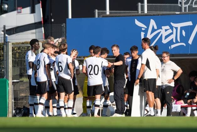 Football, U20, 2023 24 season, Elite League U20 1 matchday , Germany U20 Italy U20 in Berlin, coach Hannes Wolf U20 Germany speaks to his players during a drinking break, 07 09 2023, Copyright: xSebastianxRäppold MatthiasxKochx