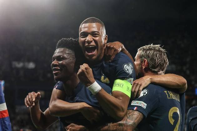 Bilder des Jahres 2023, Sport 09 September Sport Themen der Woche KW36 Sport Bilder des Tages France - UEFA EURO, EM, Europameisterschaft,Fussball 2024 - France vs Republic of Ireland - 07 09 2023 FRANCE, PARIS, SEPTEMBER 7,2023. Aurelien Tchouameni of France celebrates with Kylian Mbappe of France after scoring a goal during the UEFA EURO 2024 Championship qualifying group B match between France and Republic of Ireland on September 7, 2023 at Parc des Princes in Paris, France. Photo by Manuel Blondeau AOP.Press Paris Parc des Princes France Copyright: x ManuelxBlondeau AOP.Pressx AOP20230907 005
