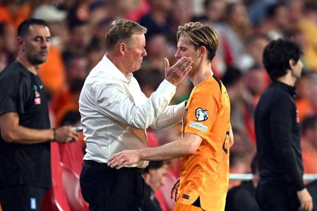 EINDHOVEN - (l-r) Holland coach Ronald Koeman, Frenkie de Jong of Holland during the European Championship, EM, Europameisterschaft Qualifying match in group B between the Netherlands and Greece at the Phillips stadium on September 7, 2023 in Eindhoven, the Netherlands. ANP Group B - UEFA EURO, EM, Europameisterschaft,Fussball 2024 European Qualifiers 2023 2024 xVIxANPxSportx xxANPxIVx 477562233 originalFilename: 477562233.jpg