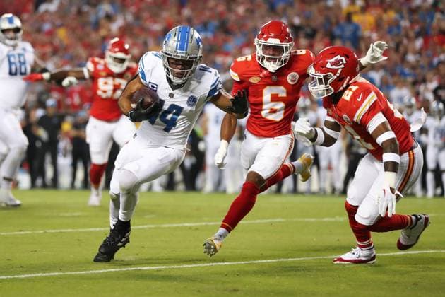 Sport Themen der Woche KW36 Sport Bilder des Tages KANSAS CITY, MO - SEPTEMBER 07: Detroit Lions wide receiver Amon-Ra St. Brown (14) runs after the catch for a 9-yard touchdown in the first quarter of an NFL, American Football Herren, USA game between the Detroit Lions and Kansas City Chiefs on Sep 7, 2023 at GEHA Field at Arrowhead Stadium in Kansas City, MO. (Photo by Scott Winters Icon Sportswire) NFL: SEP 07 Lions at Chiefs EDITORIAL USE ONLY Icon2309070191