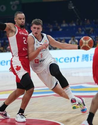 (230908) -- MANILA, Sept. 8, 2023 -- Serbia s Nikola Jovic (R) breaks through during the semifinal between Serbia and Canada at the 2023 FIBA World Cup in Manila, the Philippines, Sept. 8, 2023. ) (SP)PHILIPPINES-MANILA-BASKETBALL-FIBA WORLD CUP-SEMIFINAL-SRB VS CAN MengxYongmin 