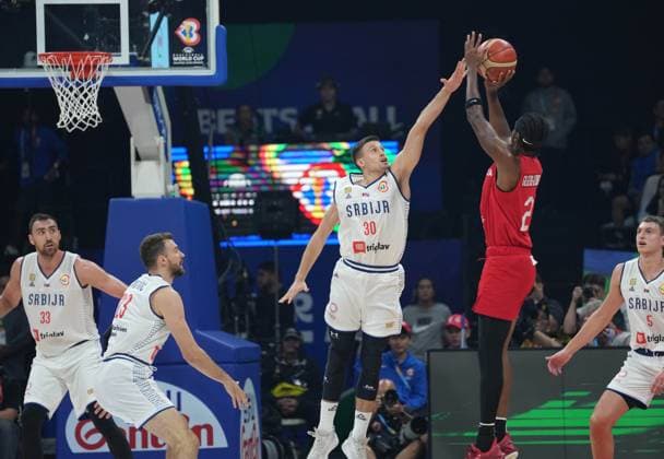 (230908) -- MANILA, Sept. 8, 2023 -- Serbia s Aleksa Avramovic (C) blocks Canada s Shai Gilgeous-Alexander (2nd R) during the semifinal between Serbia and Canada at the 2023 FIBA World Cup in Manila, the Philippines, Sept. 8, 2023. ) (SP)PHILIPPINES-MANILA-BASKETBALL-FIBA WORLD CUP-SEMIFINAL-SRB VS CAN MengxYongmin 