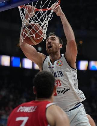 (230908) -- MANILA, Sept. 8, 2023 -- Serbia s Nikola Milutinov (top) dunks during the semifinal between Serbia and Canada at the 2023 FIBA World Cup in Manila, the Philippines, Sept. 8, 2023. ) (SP)PHILIPPINES-MANILA-BASKETBALL-FIBA WORLD CUP-SEMIFINAL-SRB VS CAN MengxYongmin 
