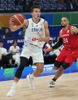 (230908) -- MANILA, Sept. 8, 2023 -- Serbia s Bogdan Bogdanovic (L) breaks through during the semifinal between Serbia and Canada at the 2023 FIBA World Cup in Manila, the Philippines, Sept. 8, 2023. ) (SP)PHILIPPINES-MANILA-BASKETBALL-FIBA WORLD CUP-SEMIFINAL-SRB VS CAN MengxYongmin 