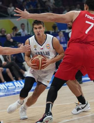 (230908) -- MANILA, Sept. 8, 2023 -- Serbia s Bogdan Bogdanovic (L) breaks through during the semifinal between Serbia and Canada at the 2023 FIBA World Cup in Manila, the Philippines, Sept. 8, 2023. ) (SP)PHILIPPINES-MANILA-BASKETBALL-FIBA WORLD CUP-SEMIFINAL-SRB VS CAN MengxYongmin 