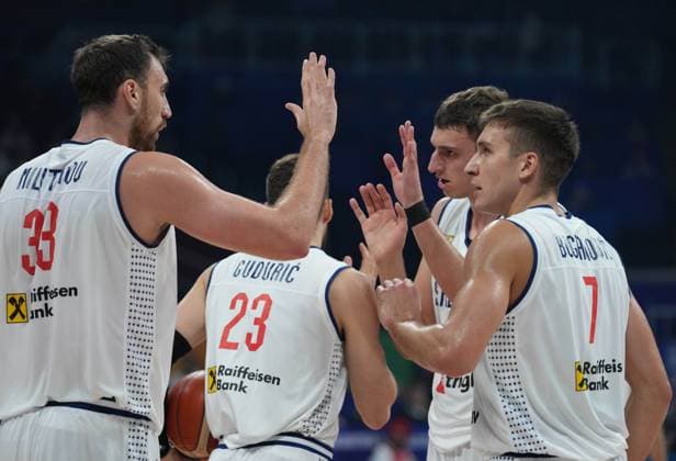 (230908) -- MANILA, Sept. 8, 2023 -- Serbia s players encourage each other during the semifinal between Serbia and Canada at the 2023 FIBA World Cup in Manila, the Philippines, Sept. 8, 2023. ) (SP)PHILIPPINES-MANILA-BASKETBALL-FIBA WORLD CUP-SEMIFINAL-SRB VS CAN MengxYongmin 
