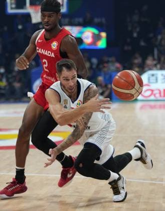 (230908) -- MANILA, Sept. 8, 2023 -- Serbia s Stefan Jovic (R) passes the ball during the semifinal between Serbia and Canada at the 2023 FIBA World Cup in Manila, the Philippines, Sept. 8, 2023. ) (SP)PHILIPPINES-MANILA-BASKETBALL-FIBA WORLD CUP-SEMIFINAL-SRB VS CAN MengxYongmin 