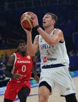 (230908) -- MANILA, Sept. 8, 2023 -- Serbia s Nikola Jovic (R) breaks through during the semifinal between Serbia and Canada at the 2023 FIBA World Cup in Manila, the Philippines, Sept. 8, 2023. ) (SP)PHILIPPINES-MANILA-BASKETBALL-FIBA WORLD CUP-SEMIFINAL-SRB VS CAN MengxYongmin 