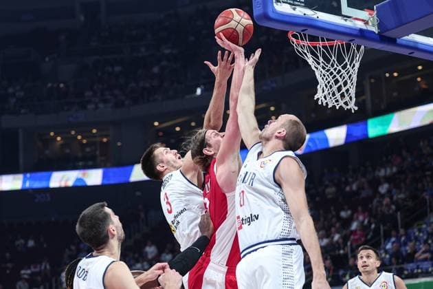 (230908) -- MANILA, Sept. 8, 2023 -- Canada s Kelly Olynyk (C) shoots during the semifinal between Serbia and Canada at the 2023 FIBA World Cup in Manila, the Philippines, Sept. 8, 2023. ) (SP)PHILIPPINES-MANILA-BASKETBALL-FIBA WORLD CUP-SEMIFINAL-SRB VS CAN WuxZhuang 