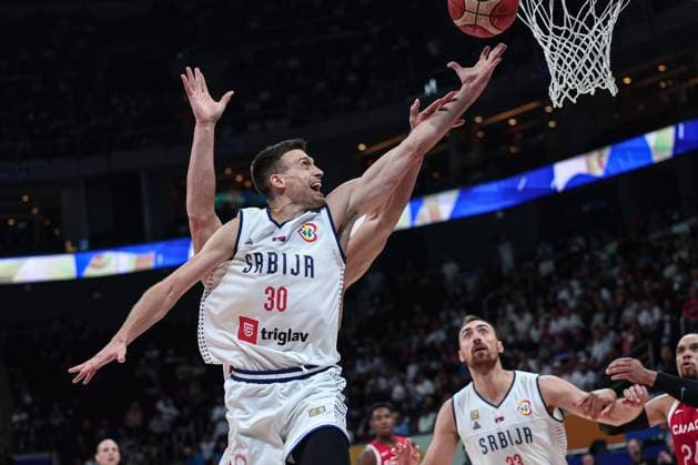 (230908) -- MANILA, Sept. 8, 2023 -- Serbia s Aleksa Avramovic (front) goes for a lay-up during the semifinal between Serbia and Canada at the 2023 FIBA World Cup in Manila, the Philippines, Sept. 8, 2023. ) (SP)PHILIPPINES-MANILA-BASKETBALL-FIBA WORLD CUP-SEMIFINAL-SRB VS CAN WuxZhuang 