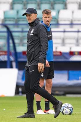 TALLIN 20230908 Estonias coach Thomas Häberli and national team player Mattias Käit ahead of tomorrows European Championship qualifier against Sweden TALLIN ESTONIA x10060x  Copyright: xHenrikxMontgomery TTx EM-KVAL ESTLAND PK TALLIN