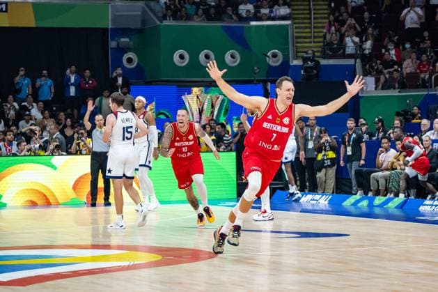 Basketball Manila Pasay 08.09.2023 FIBA Basketball World Cup 2023 Weltmeisterschaft der Männer Halbfinale Vereinigte Staaten von Amerika (USA) - Deutschland (GER) Deutschland gewinnt und steht im Finale Johannes Voigtmann (Deutschland, No.07) Daniel Theis (Deutschland, No.10) Jubel *** Basketball Manila Pasay 08 09 2023 FIBA Basketball World Cup 2023 Mens World Cup Semifinals United States of America USA Germany GER Germany wins and is in the final Johannes Voigtmann Germany, No 07 Daniel Theis Germany, No 10 cheering
