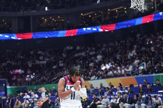 Sport Bilder des Tages (230908) -- MANILA, Sept. 8, 2023 -- Jalen Brunson of the United States prays prior to the semifinal between the United States and Germany at the 2023 FIBA World Cup in Manila, the Philippines, Sept. 8, 2023. ) (SP)PHILIPPINES-MANILA-BASKETBALL-FIBA WORLD CUP-SEMIFINAL-USA VS GER WuxZhuang 