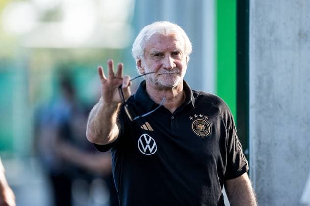 DFB Nationalmannschaft Herren Abschlusstraining 08 09 2023 Rudi Voeller DFB Director A Nationalmannschaft winks DFB Nationalmannschaft Herren Abschlusstraining,Wolfsburg, VfL Wolfsburg Trainingsgelaende am 08 09 2023 DFB REGULATIONS PROHIBIT ANY USE OF PHOTOGRAPHS AS IMAGE SEQUENCES AND OR QUASI VIDEO Copyright: xBEAUTIFULxSPORTS Wunderlx
