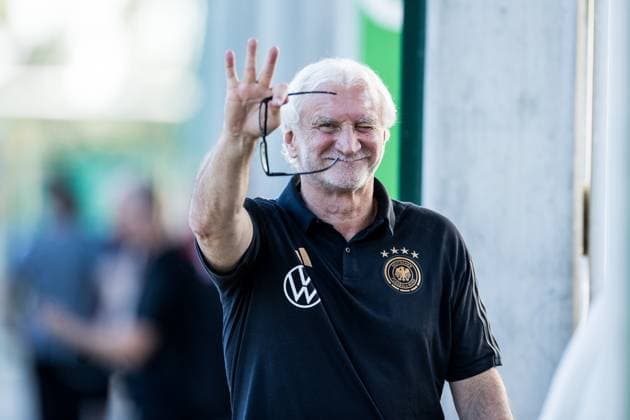 DFB Nationalmannschaft Herren Abschlusstraining 08 09 2023 Rudi Voeller DFB Director A Nationalmannschaft waves laughing and winks DFB Nationalmannschaft Herren Abschlusstraining,Wolfsburg, VfL Wolfsburg Trainingsgelaende am 08 09 2023 DFB REGULATIONS PROHIBIT ANY USE OF PHOTOGRAPHS AS IMAGE SEQUENCES AND OR QUASI VIDEO Copyright: xBEAUTIFULxSPORTS Wunderlx