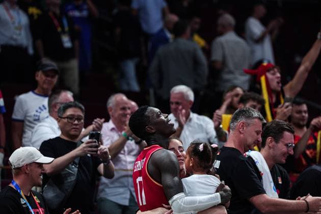 Sport Bilder des Tages (230908) -- MANILA, Sept. 8, 2023 -- Dennis Schroder (front, 1st L) of Germany reacts after winning the semifinal between the United States and Germany at the 2023 FIBA World Cup in Manila, the Philippines, Sept. 8, 2023. ) (SP)PHILIPPINES-MANILA-BASKETBALL-FIBA WORLD CUP-SEMIFINAL-USA VS GER WuxZhuang 