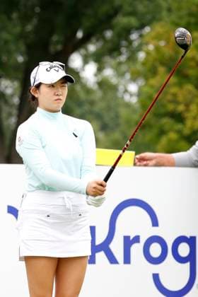 CINCINNATI, OH - SEPTEMBER 08: LPGA, Golf Damen golfer Rose Zhang plays her tee shot on the 6th hole during the second round of the Kroger Queen City Championship at the Kenwood Country Club in Cincinnati, Ohio. (Photo by Brian Spurlock Icon Sportswire) GOLF: SEP 08 LPGA Kroger Queen City Championship EDITORIAL USE ONLY Icon230908027