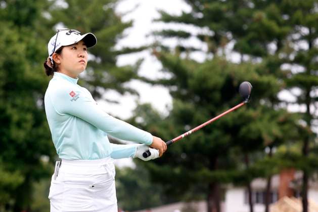 CINCINNATI, OH - SEPTEMBER 08: LPGA, Golf Damen golfer Rose Zhang plays her tee shot on the 6th hole during the second round of the Kroger Queen City Championship at the Kenwood Country Club in Cincinnati, Ohio. (Photo by Brian Spurlock Icon Sportswire) GOLF: SEP 08 LPGA Kroger Queen City Championship EDITORIAL USE ONLY Icon230908030