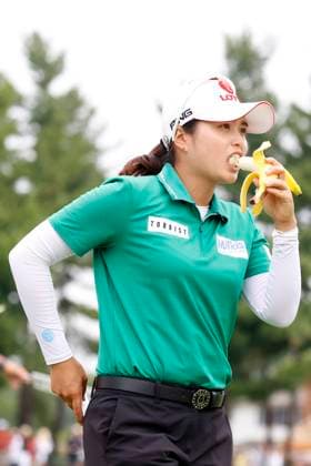 CINCINNATI, OH - SEPTEMBER 08: LPGA, Golf Damen golfer Hye-Jin Choi eats a banana on the 6th hole during the second round of the Kroger Queen City Championship at the Kenwood Country Club in Cincinnati, Ohio. (Photo by Brian Spurlock Icon Sportswire) GOLF: SEP 08 LPGA Kroger Queen City Championship EDITORIAL USE ONLY Icon230908032